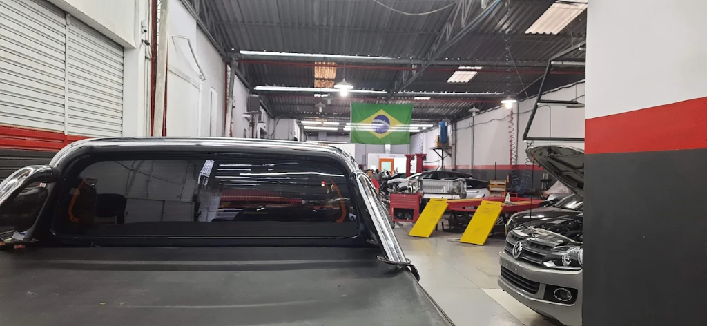 Área técnica com elevadores automotivos